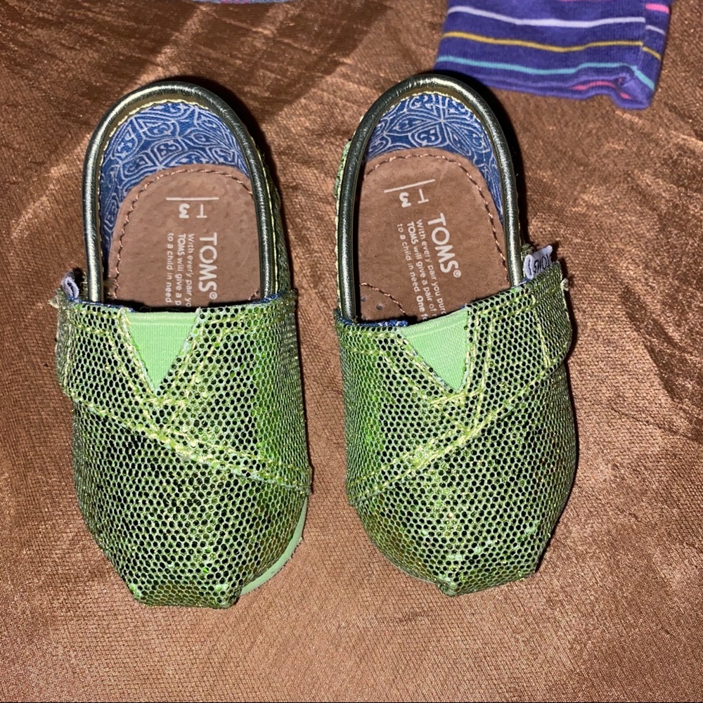 NWOT- KIDS GREEN SPARKLE TOMS  sz 3